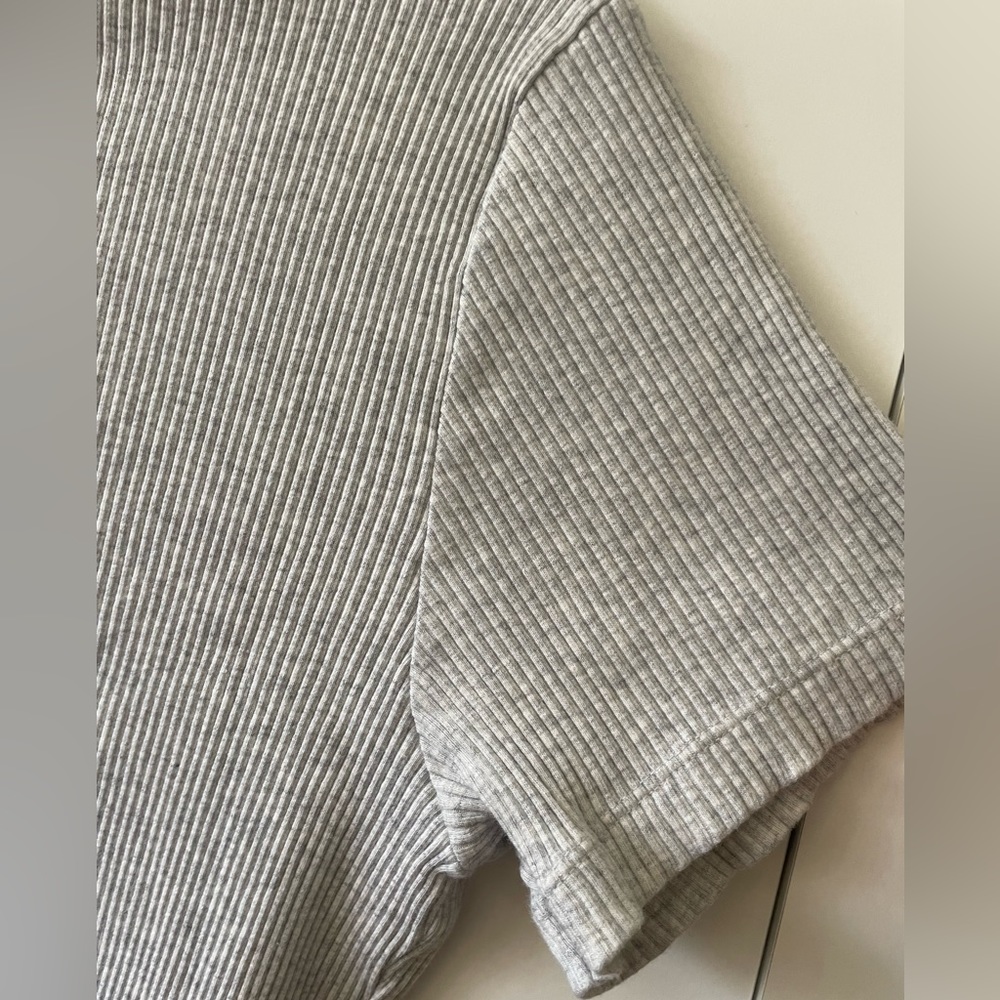 Uniqlo Ribbed Cropped Top - Picture 5 of 5